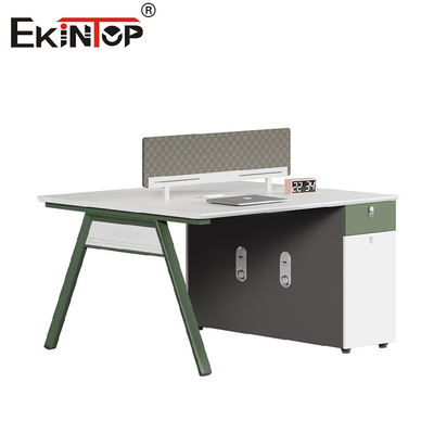 เฟอร์นิเจอร์สํานักงานที่มีการออกแบบแบบ ergonomically ด้วยสถานที่ทํางานหน้าจอความเป็นส่วนตัว